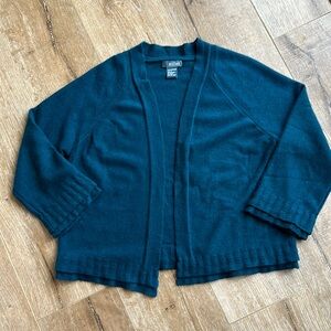 Blue cropped cardigan with long sleeves and a smooth knit